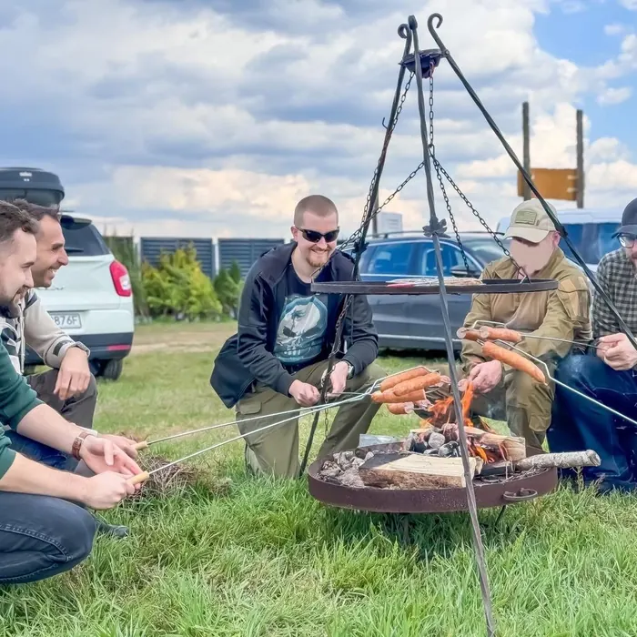 Sekcja przy ognisku, kiełbaski pieczone nad paleniskiem