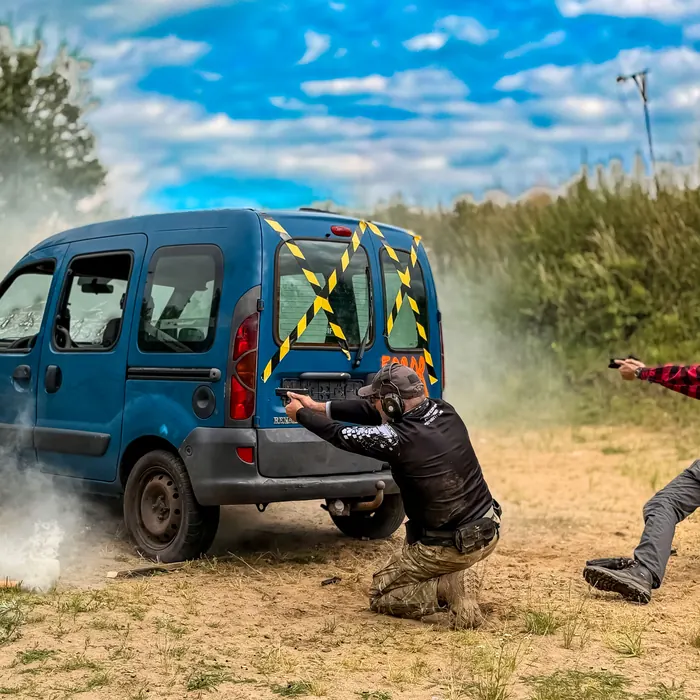 Ćwiczenie strzeleckie z wykorzystaniem samochodu jako zasłony